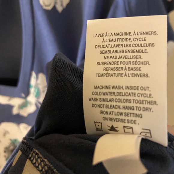 Reitmans blue v-neck t-shirt/blouse with grey flowers - size small - Picture 4 of 7